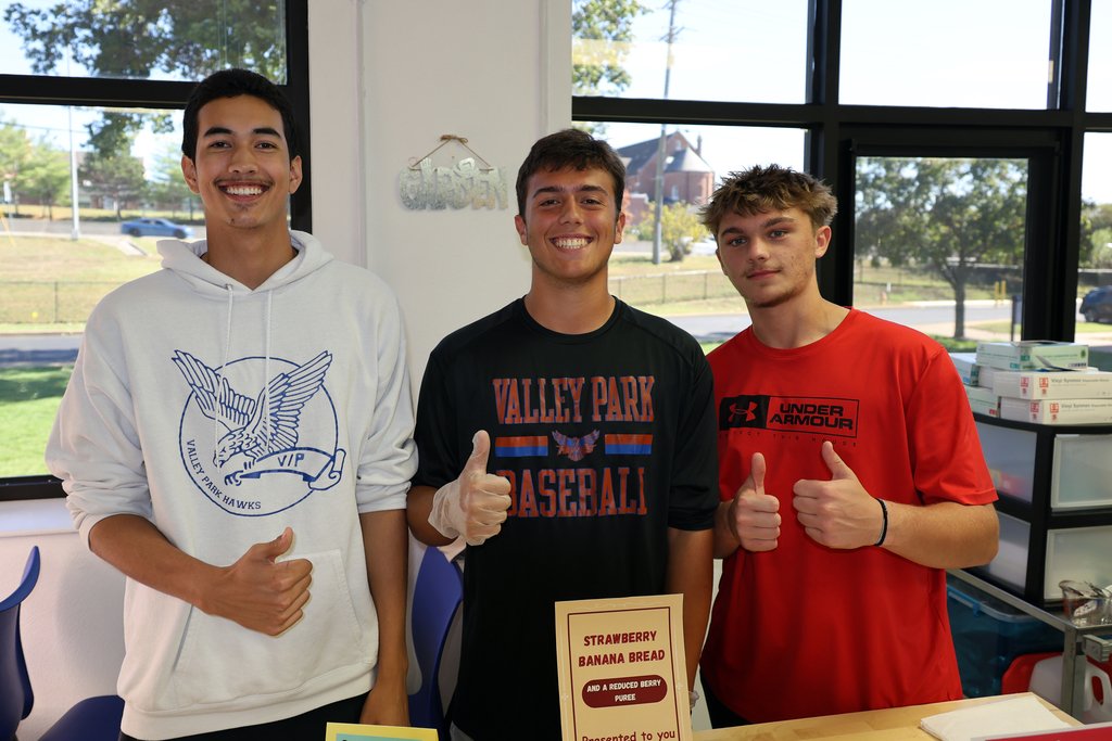 ValleyParkHS's tweet image. 🍪 Healthy never tasted so sweet! Culinary I students created low-sugar, high-fiber snacks, complete with packaging &amp;amp; a 1-min pitch. Kitchen 5 (Brayden, Gavin &amp;amp; Steven) took the win with their Strawberry Banana Bread! 😋👩‍🍳 #LimitlessLearning #VPPride