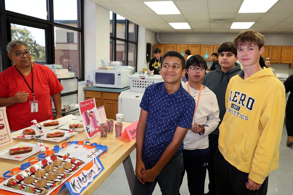 ValleyParkHS's tweet image. 🍪 Healthy never tasted so sweet! Culinary I students created low-sugar, high-fiber snacks, complete with packaging &amp;amp; a 1-min pitch. Kitchen 5 (Brayden, Gavin &amp;amp; Steven) took the win with their Strawberry Banana Bread! 😋👩‍🍳 #LimitlessLearning #VPPride
