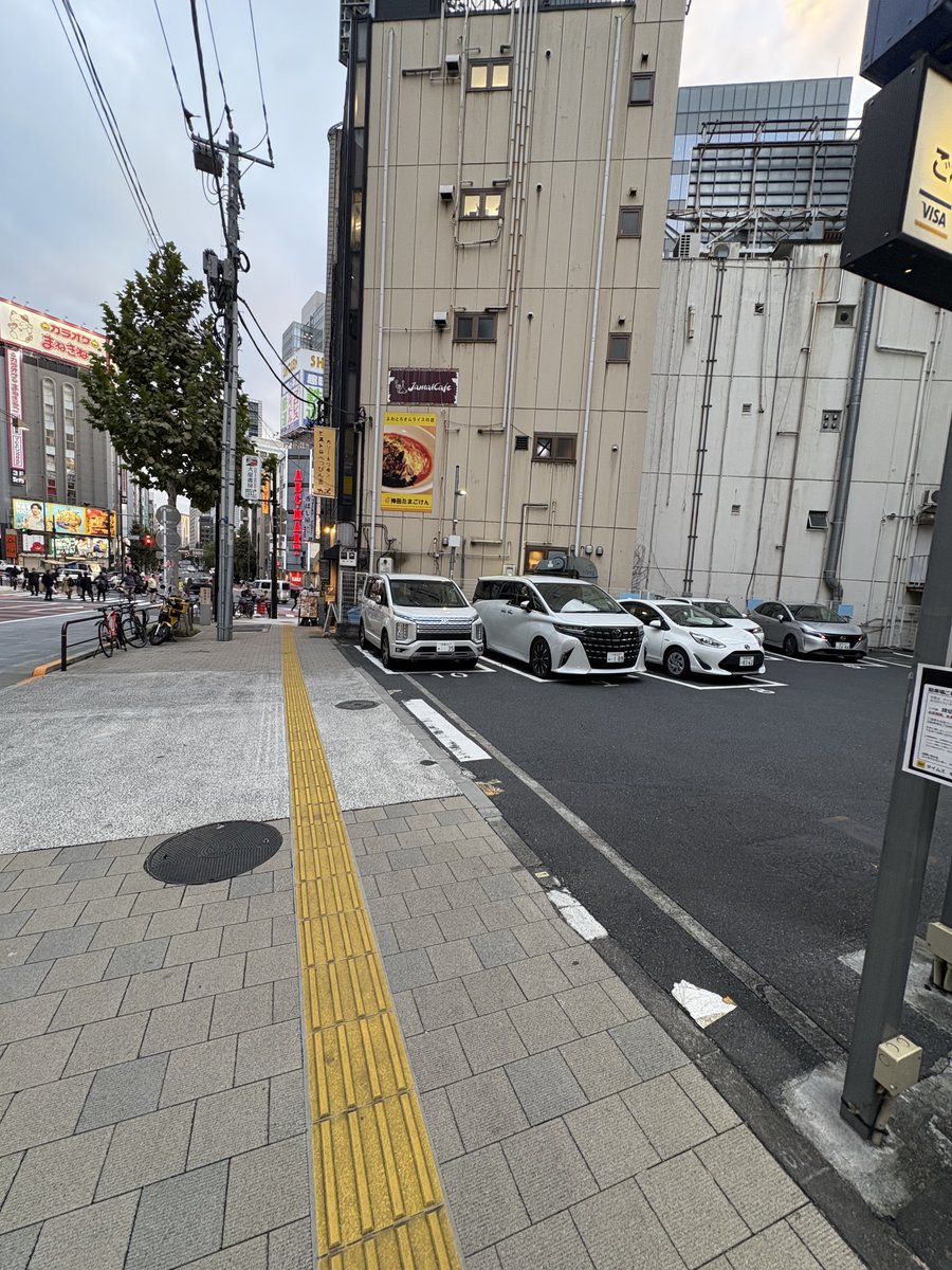 kanda_bookcamp's tweet image. #神田小川町BOOKCAMP
10月26日開催。週末のお天気が気になるところですが。雨天でも開催予定です。どうぞ暖かい服装でご参加ください。写真は会場の駿河台交差点駐車場。駿河台交差点からは徒歩30秒です。　イベントを楽しんだらお隣のキッチンカロリーの名物「カロリー焼き」をお楽しみください。