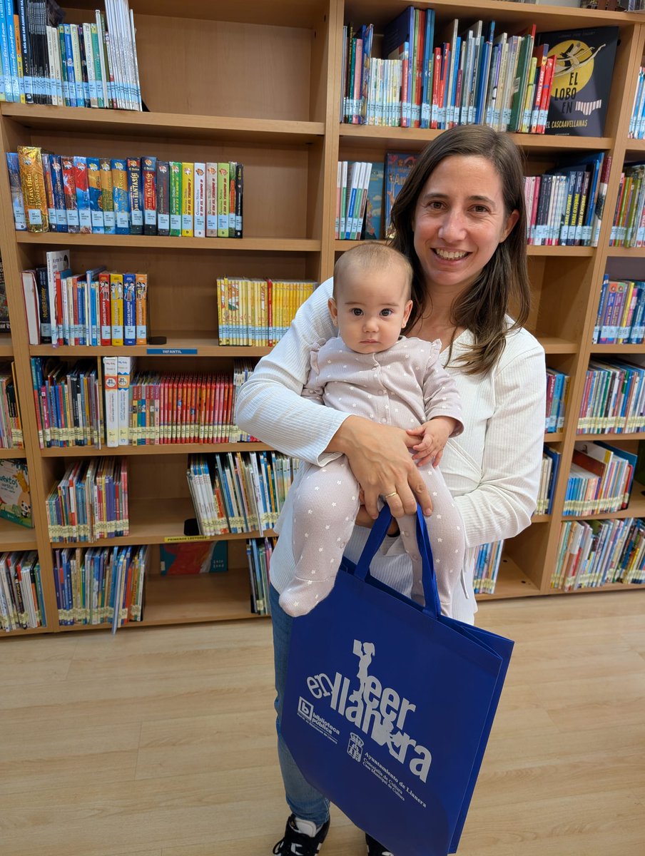 ¡Bienvenida a las Bibliotecas Nora! Hoy nos ha visitado una nueva usuaria que llega con "un libro bajo el brazo". Que sea la primera de muchas visitas 👶📚.
#LlaneraCultura #bibliotecasllanera