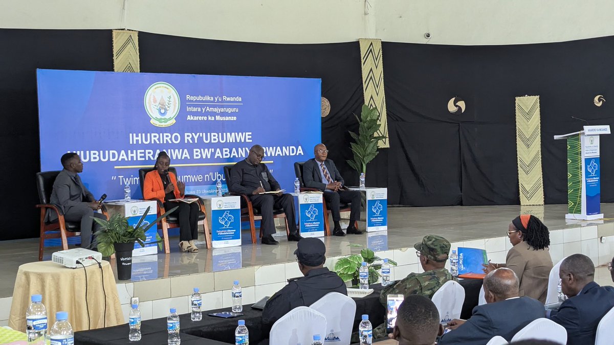 D_Nzogera's tweet photo. Abagize Ihuriro ry’Ubumwe n’Ubudaheranwa bw'Abanyarwanda muri @MusanzeDistrict, bateraniye mu nama ngarukamwaka yihuriro ifite Insanganyamatsiko igira iti: “Twimakaze Ubumwe n'Ubudaheranwa”. Hatanzwe ibitekerezo bigamije gusesengura ishusho y'ubumwe n'ubudaheranwa mu Karere.

Mu Ijambo ry'ikaze ku bitabiriye ihuriro, barimo n'intumwa za @UnityClubRw, umuyobozi w'Akarere bwana @NsengClaudien yavuze ko abaturage basobanukiwe ko ubuyobozi bwiza dufite bwatubereye isoko y’ubudaharenwa tugomba kubakiraho kugira ngo dukomeze tubusigasire mu rwego rw’ubumwe n’imibanire.