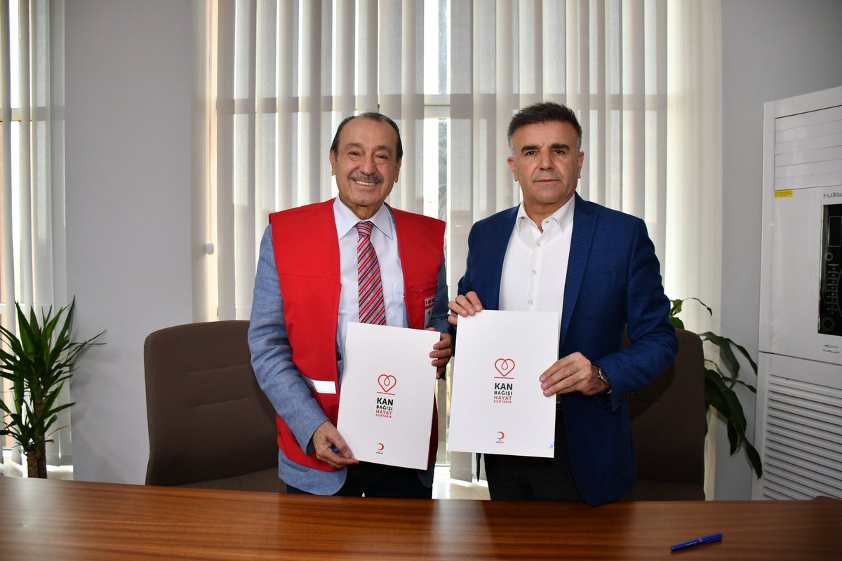 sanliurfammem63's tweet photo. Kızılay Şanlıurfa İl Başkanı Ahmet Hamdi İNAN, İl Milli Eğitim Müdürümüz Sayın Asım SULTANOĞLU’nu makamında ziyaret etti.

Ziyarette, öğrencilerimize kan bağışının önemi konusunda farkındalık kazandırmaya yönelik faaliyetler ele alındı ve bu kapsamda iş birliği protokolü imzalandı.

Eğitim ve insanlık değerlerini buluşturan bu anlamlı iş birliğinin hayırlı olmasını diliyoruz.
                 https://t.co/Jvh2pb3QKR