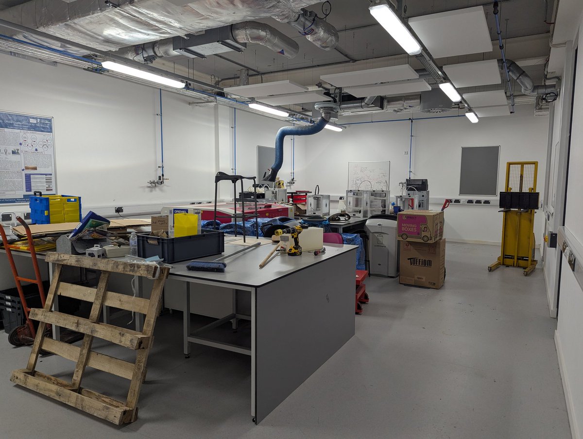 DrLizBish's tweet image. We&apos;ve finally managed to gain some space to convert into a mini Maker Space! 

#MakerClub #Engineering #buildspace