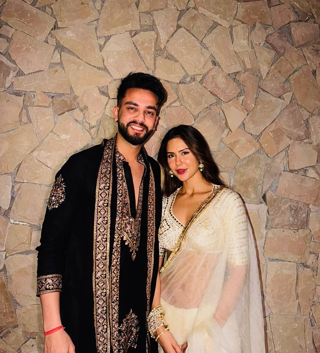 Elvish bhai X sonam bajwa 🖤🤍
.
#ElvishYadav #sonambajwa