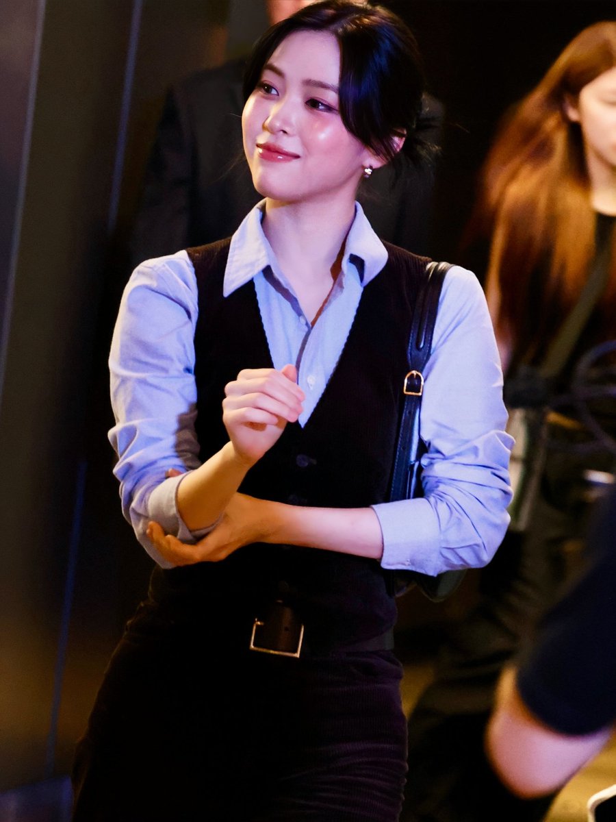 theryujinpics's tweet photo. THE ROLLED UP SLEEVES OH GOD https://t.co/Vgc1vekDSW