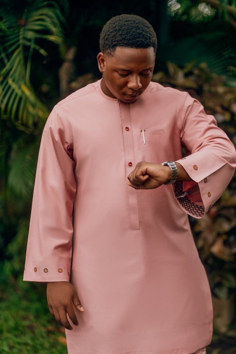 tireni_casuals's tweet photo. ÀṢÍWÁJÚ SET || The leader of the pack. 

Cool, calm and present . 
A kembe sleeve with monogram detailing and a swarvoski button to elevate the look. 

AURA-CLE LOOKBOOK || Heritage reimagined. 
Model: @PrudentSammy 
#web3tailor #Trending #thetirenicasualsexperience #lagostailor https://t.co/aN6WtqSM1d