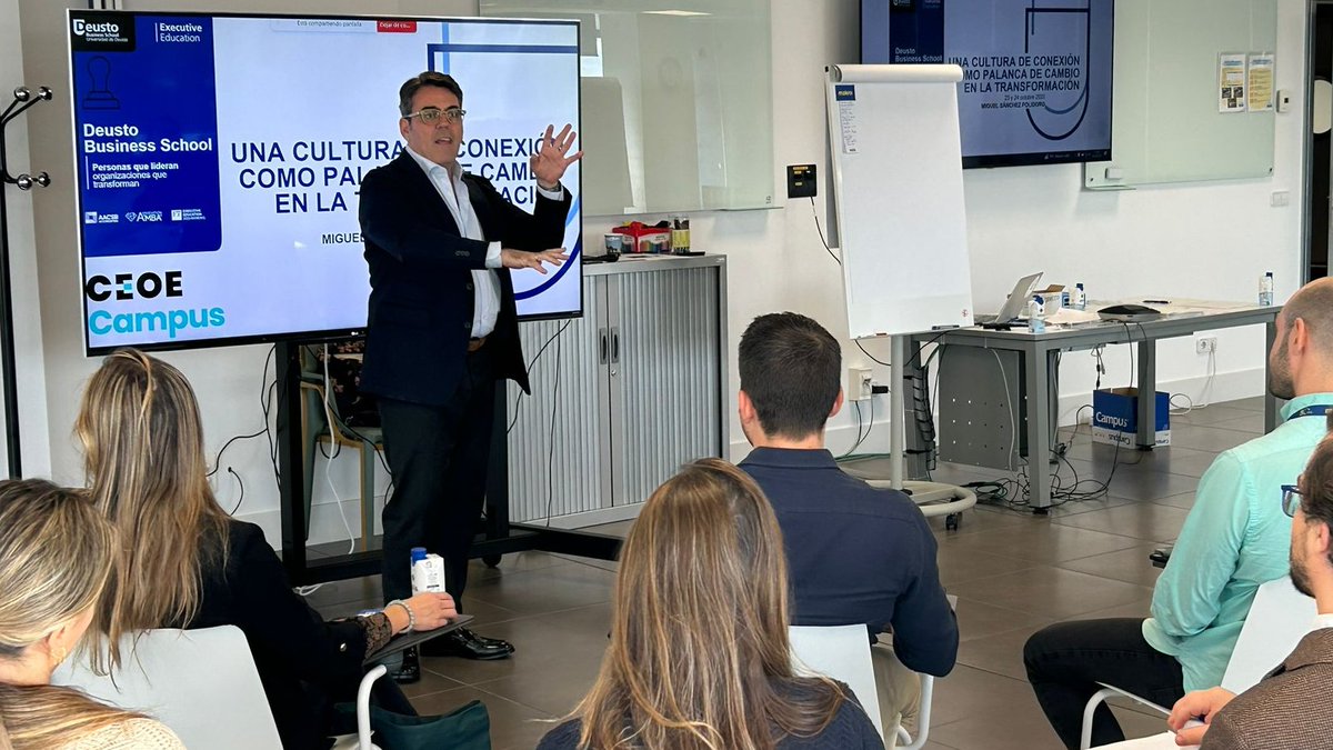 CEOE_Campus's tweet image. La parte académica, junto a Miguel Sánchez @deustoDBS, ha abordado las #claves #invisiblesdel #cambio: lo que hace que una #transformación funcione👉 #Comunicación
 "La transformación se comunica a través de la Comunicación del cambio y la alineación de Liderazgo-Equipos."
