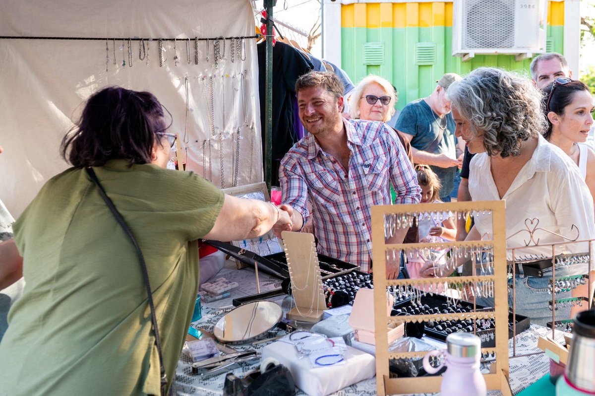 PMCapital's tweet image. Voto a voto y en cada barrio vamos construyendo la victoria.

Este domingo busca la bandera que flamea, vota Fuerza Patria ✌🇦🇷