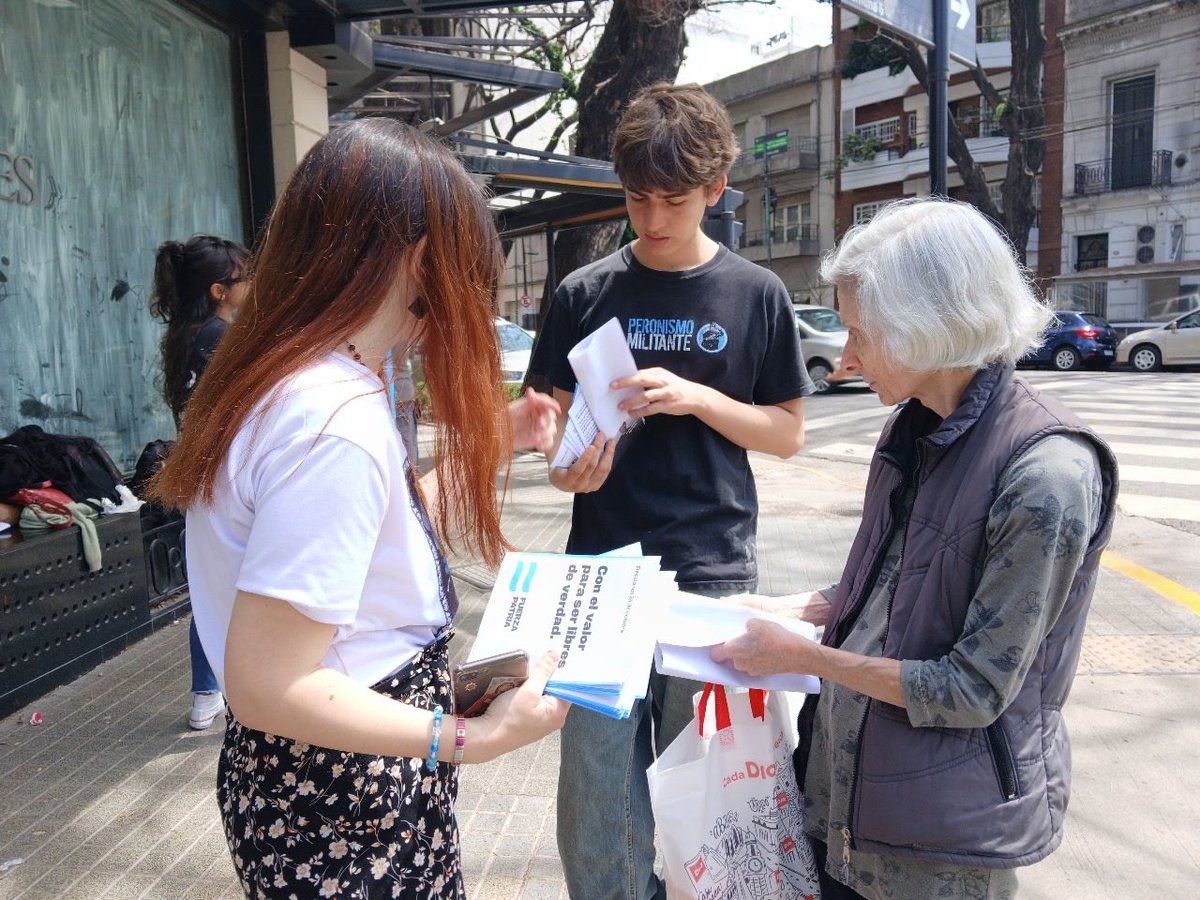 PMCapital's tweet image. Voto a voto y en cada barrio vamos construyendo la victoria.

Este domingo busca la bandera que flamea, vota Fuerza Patria ✌🇦🇷