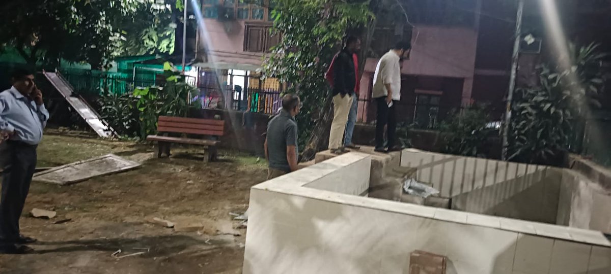 ManishChadhaBJP's tweet image. आस्था का पर्व #छठ महापर्व नज़दीक है जिसके लिए आज माननीय सांसद बहन @BansuriSwaraj जी द्वारा छठ घाट का निर्माण कराया गया, जिसकी तैयारियों को लेकर निरिक्षण किया ।
आइए, हम सब मिलकर इस पावन पर्व को स्वच्छता और श्रद्धा के साथ मनाएँ। 🌼
#ChhathPuja #CleanlinessDrive 
@narendramodi