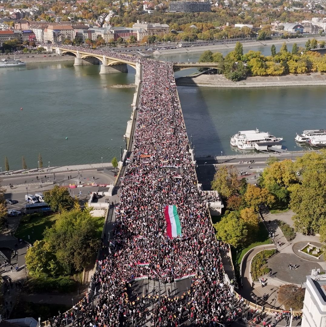 Milewski1972's tweet photo. In Budapest haben heute  Hundertausende Menschen für Frieden demonstriert. Aufgerufen dazu hatte Viktor Orban. Anders als bei der Budapest Pride Parade im Sommer habe ich über diese Demonstration keine Beiträge in FAZ, Süddeutsche, TAZ etc. gefunden... https://t.co/fZqOyyJTOD