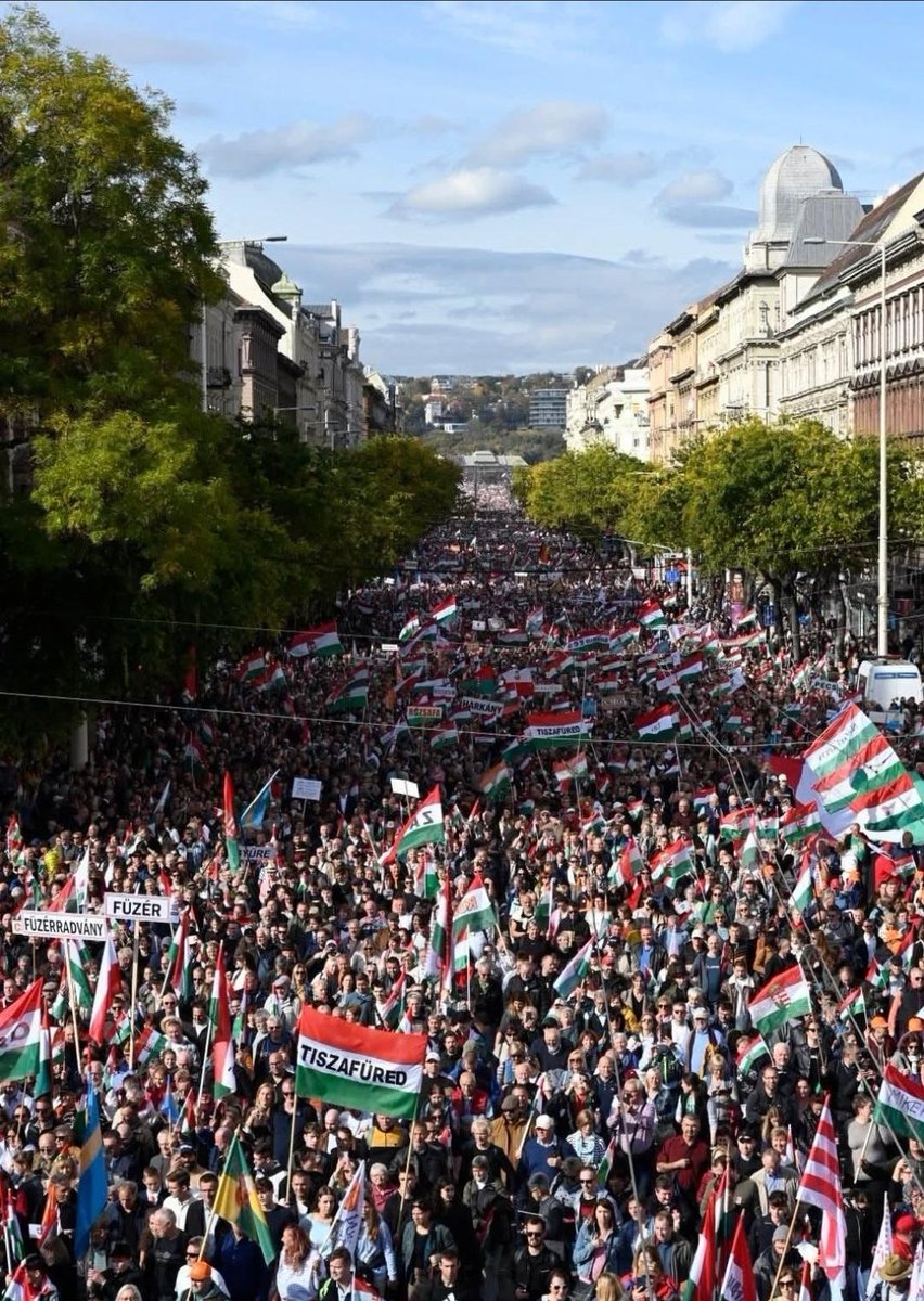 Milewski1972's tweet photo. In Budapest haben heute  Hundertausende Menschen für Frieden demonstriert. Aufgerufen dazu hatte Viktor Orban. Anders als bei der Budapest Pride Parade im Sommer habe ich über diese Demonstration keine Beiträge in FAZ, Süddeutsche, TAZ etc. gefunden... https://t.co/fZqOyyJTOD
