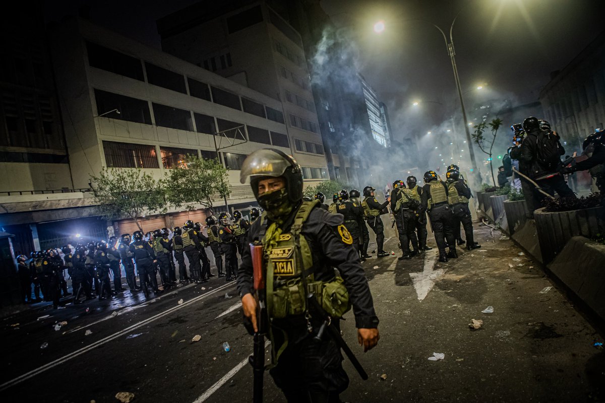 🔎Una orden policial detalla la conformación de cinco equipos para ejecutar “acciones de inteligencia” durante la protesta del 15 de octubre. Agentes de uno de esos grupos son investigados por el asesinato de #Trvko.
📷Gabriel García
👉🏼ojo-publico.com/5955/las-contr…👈🏼