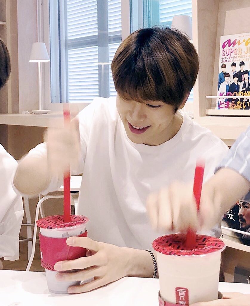 JinnieMZt_'s tweet image. เถ้าแก่โรงไม้กับหมวยร้านข้าวมันไก่ฝั่งตรงข้ามที่คนงานชอบไปกิน พอปิดร้านตอนบ่ายไอ้หมวยชอบมาให้เถ้าแก่เลี้ยงชาไข่มุกทุกวัน มาเฮียจ๊ะเฮียจ๋าอยู่สองสามคำเถ้าแก่ก็ไล่เข้าออฟฟิศ บอกมายืนในโรงไม้ร้อนๆทำไมมันเกะกะ