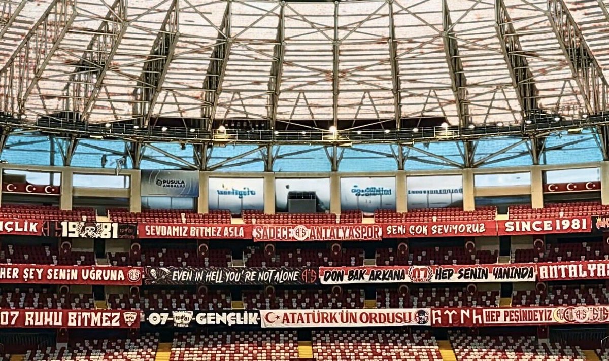 Agresif tribün agresif futbol 
Kuzey Kalede omuz omuza 👊👊👊
<a href="/serdaratan007/">Serdar Atan</a>