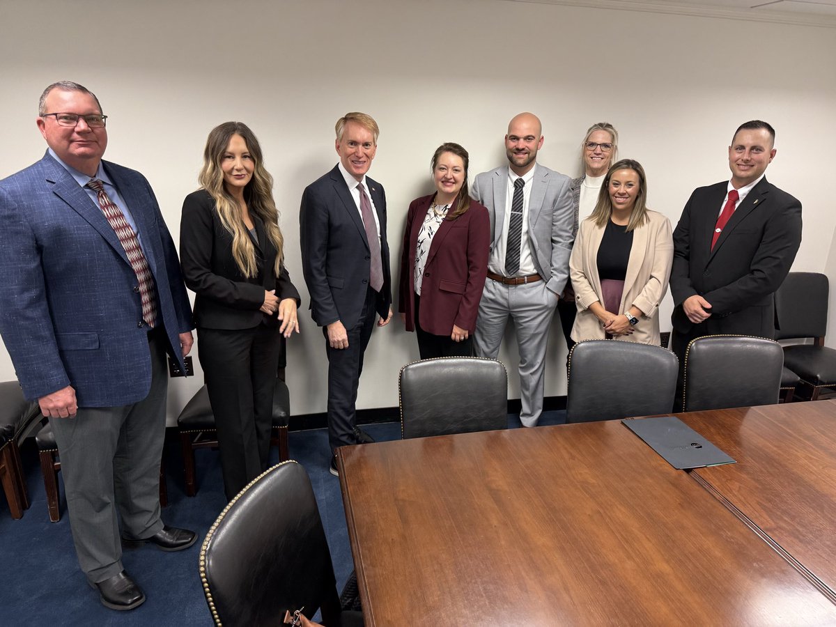 OAECoops's tweet image. Thank you, @SenatorLankford, for taking time to meet with leaders from Oklahoma’s electric cooperatives today. We appreciate your service and support of our mission to power lives and empower communities! ⚡️
