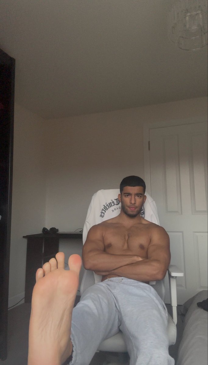 Your master is back and ready for Drains, customs and calls💰😈

Get serving to these sweaty stinking soles after the gym🦶💦