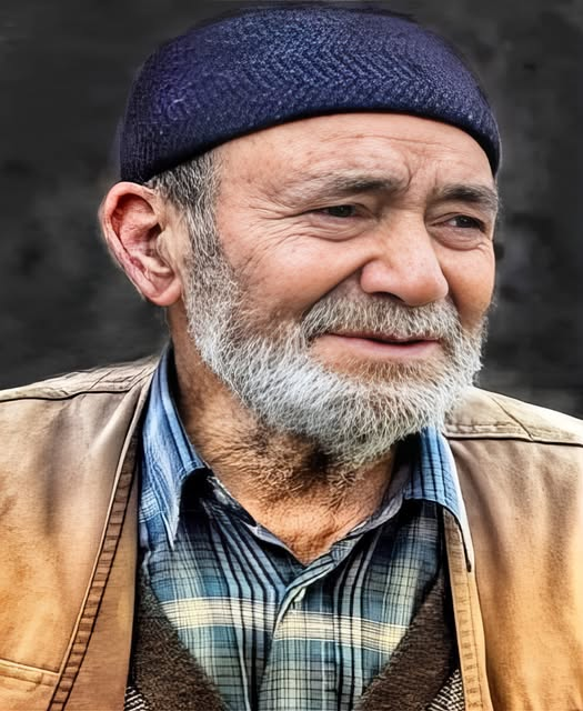 Salona eli bağlı üç kişi getirildi, sanık sırasına oturtuldular.
Mahkeme başkanı Saruhan Mebusu Mustafa Necati, sanıklardan en yaşlısına, ihtiyar köylüye sordu.
-Baba, Adın ne?
Dinleyicilerde bir ferahlama görüldü.
Demek bu ihtiyarın suçu ötekilerden daha hafifti. Bu yüzden ilk