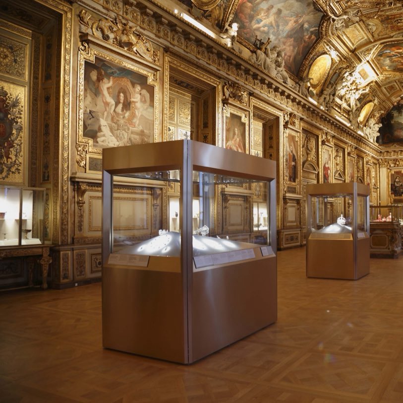 BastionMediaFR's tweet image. 🔴🇫🇷 𝗔𝗟𝗘𝗥𝗧𝗘 𝗜𝗡𝗙𝗢 — Les vitres qui abritaient les bijoux de la Couronne VOLÉS dans la galerie d’Apollon étaient 5 FOIS MOINS ÉPAISSES que celles de l’ancien présentoir.
Elles avaient été CHANGÉES en 2019 car elles déplaisaient à la direction du musée : leur épaisseur…