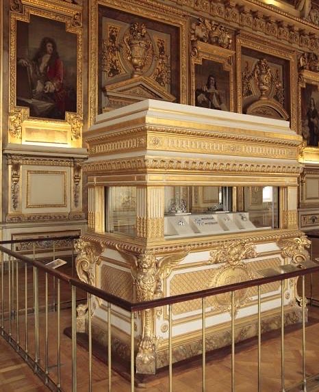 BastionMediaFR's tweet image. 🔴🇫🇷 𝗔𝗟𝗘𝗥𝗧𝗘 𝗜𝗡𝗙𝗢 — Les vitres qui abritaient les bijoux de la Couronne VOLÉS dans la galerie d’Apollon étaient 5 FOIS MOINS ÉPAISSES que celles de l’ancien présentoir.
Elles avaient été CHANGÉES en 2019 car elles déplaisaient à la direction du musée : leur épaisseur…