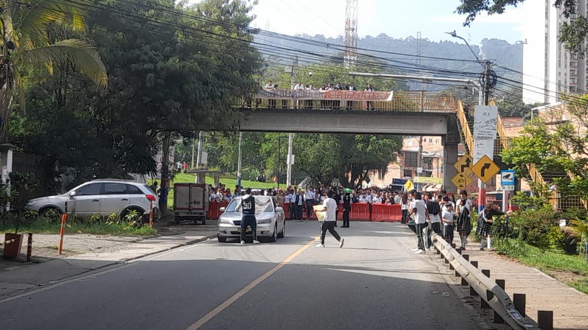 Carlos Mario Patiño G. (@carlosmpat) on Twitter photo Estudiantes de la IE La Trinidad en Machado - Copacabana, cierran la vía porque la <a href="/GobAntioquia/">Gobernación de Antioquia</a> los tiene sin servicios generales hace más de 6 meses.
La más inaceptable ineptitud, no se explica si tienen los recursos no hacen el contrato. Estudiantes de la IE La Trinidad en Machado - Copacabana, cierran la vía porque la <a href="/GobAntioquia/">Gobernación de Antioquia</a> los tiene sin servicios generales hace más de 6 meses.
La más inaceptable ineptitud, no se explica si tienen los recursos no hacen el contrato.