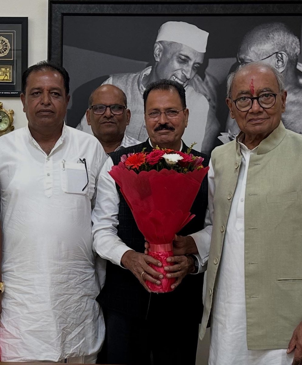 आदरणीय राजा साहब श्री दिग्विजय सिंह जी पूर्व मुख्यमंत्री मध्य प्रदेश के निवास भोपाल पर दीपावली के अवसर पर सामान्य भेंट कर शुभकामनाएँ प्रेषित की।
<a href="/digvijaya_28/">Digvijaya Singh</a>