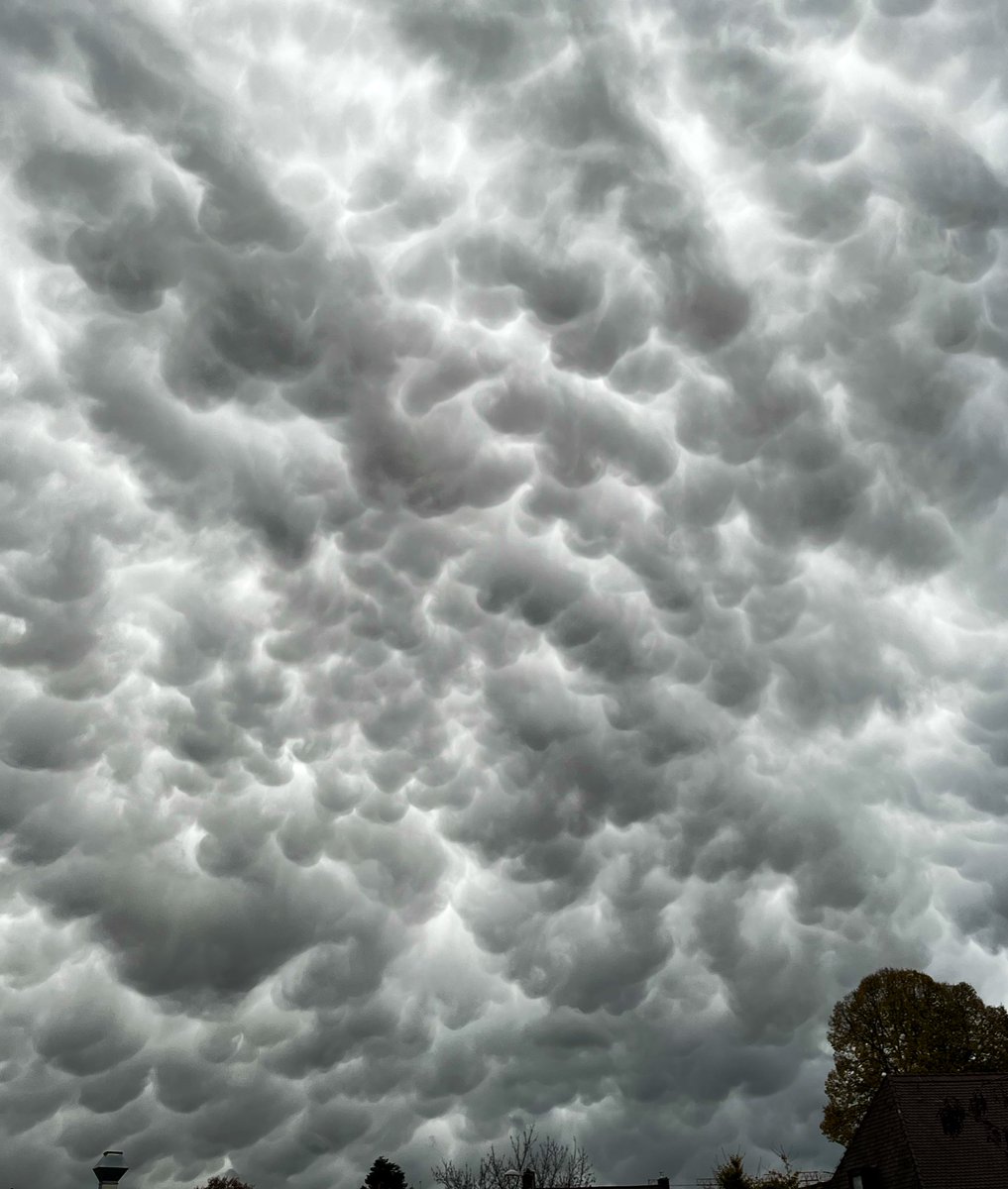 Der Himmel ist grau über München, es ist regnerisch und kalt. Doch die Mammatus-Wolken sehen wunderschön aus. Habe sie zuvor noch nie in echt gesehen.