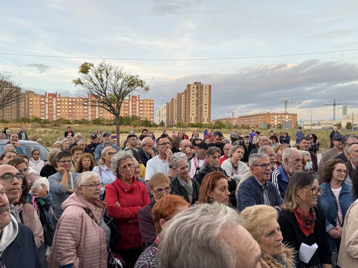 Ramonjurado's tweet photo. Necesito vuestra ayuda porque estoy muy preocupado.

Ayer celebramos en #Parla una concentración para reclamar la apertura del centro de salud de Parla este y más médicos y personal sanitario en los otros 4 centros.

¿Alguien pudo ver a los concejales de los partidos de derechas (PP yVOX) pidiendo a @IdiazAyuso que dote nuestra ciudad de los sanitarios que necesita?
