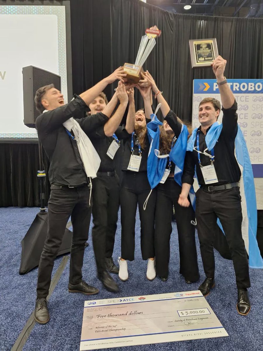 5 ESTUDIANTES DE <a href="/ingenieriauba/">FIUBA</a> GANARON EL MUNDIAL PETROBOWL 2025 🇦🇷🏆

El equipo está integrado por Catalina Daniela Montes, Stefano Saitta, Demian Leonardo Radio, Nadine Sofía Dinoto y Santiago Luis Rolandelli.