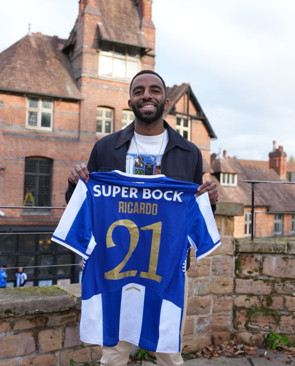 Olha quem é ele! Ricardo Pereira está em Nottingham a torcer pelo FC Porto. 💙