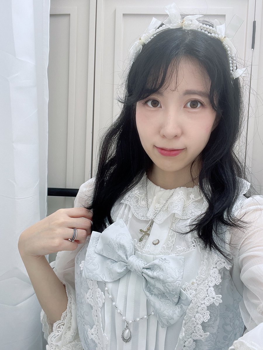 리프 로쟈 넘 예쁨니다… 반짝반짝
최근 다회에서 히메계 넘땡기는..✨🥹
고민이당고민

롱/숏타입 둘다 시착
키 152에 차분한 파니에를입었습니다.
아이폰 기본 카메라로 색감, 디테일 최대한 촬영..!

소라님께서 구두도 준비해주시고 사진 구도라던지 여러모로 친절함에 시착이 편했어용*_*