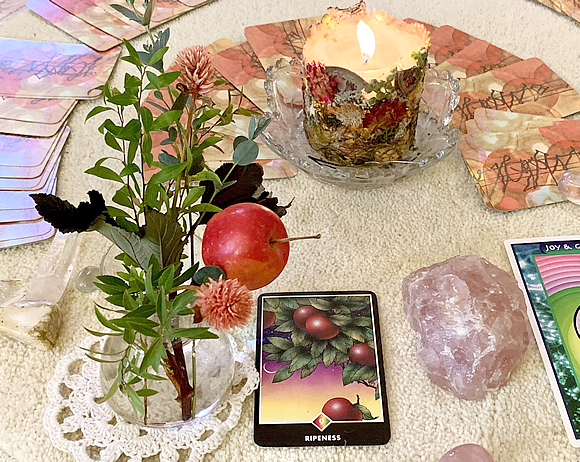 誕生日間近ということで、瞑想会当日、ご参加の方からすてきな「ミニ林檎の花束」を頂戴しました。そしたら「まんま」な絵柄のカードがわたしの元へ（確率は1/56）。まるで魔法みたいですが、無意識とは「そういうもの」なのですよね。魔法のようでいて「必然」、奇跡のようでいて「明白」。