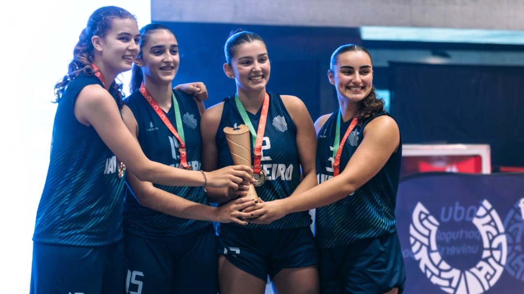 UnivAveiro's tweet photo. 🏀✨ Campeãs nacionais! A equipa feminina de Basquetebol 3x3 da UA conquistou o título no Campeonato Nacional Universitário (CNU), garantindo a sua presença nos Jogos Europeus Universitários – Salerno 2026! Muitos parabéns!! 👏 👏 

Notícia em https://t.co/ERxpj6TvMH https://t.co/H5MMuZjvIy