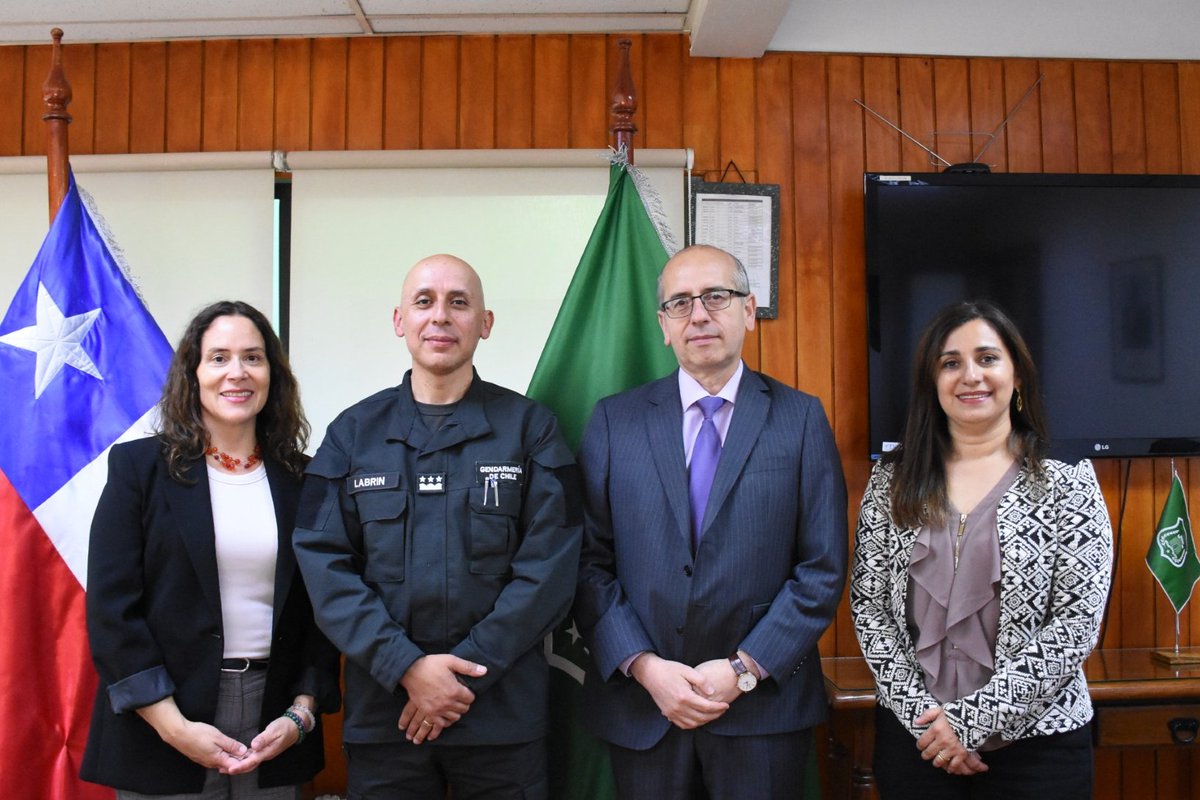 🔵Los Defensores Metropolitanas Norte y Sur, Daniela Báez y Renato González, se reunieron con el nuevo Director Regional de Gendarmería, Héctor Labrín. abordaron la realidad carcelaria y acordaron avanzar en la coordinación interinstitucional. Le deseamos éxito al jefe regional.