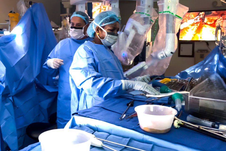 "في إنجاز عالمي جديد" 
في إنجاز نوعي غير مسبوق عالمياً نجح مستشفى الملك فيصل التخصصي ومركز الأبحاث في إجراء أول عملية زراعة قلب كاملة بالروبوت في العالم لمريض لم يتجاوز السادس عشر من العمر، عانى من فشل القلب من الدرجة الرابعة 
<a href="/KFSHRC/">مستشفى الملك فيصل التخصصي ومركز الأبحاث</a>