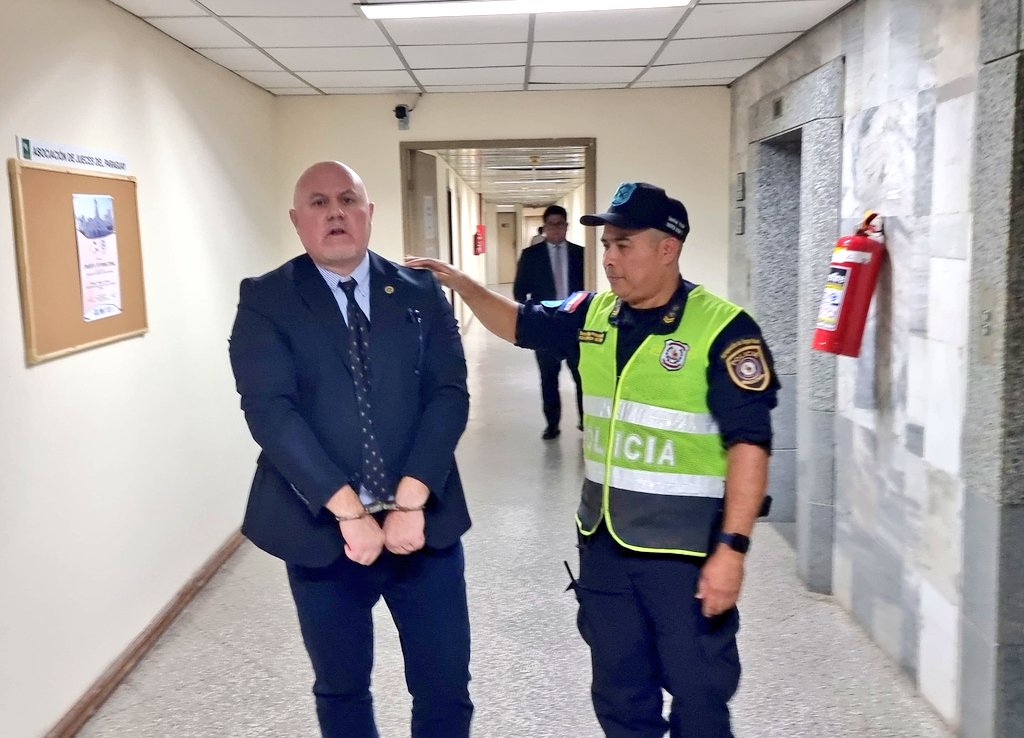 Raulramirezpy's tweet image. 🔹️Tras la audiencia con la jueza Mesalina Fernández, se dispuso el levantamiento de la rebeldía y la captura con lo que el abogado Federico Campos López Moreira ya se encuentra en libertad. Tiene la obligación de presentarse al juicio oral que ya fue suspendido en 14 ocasiones.