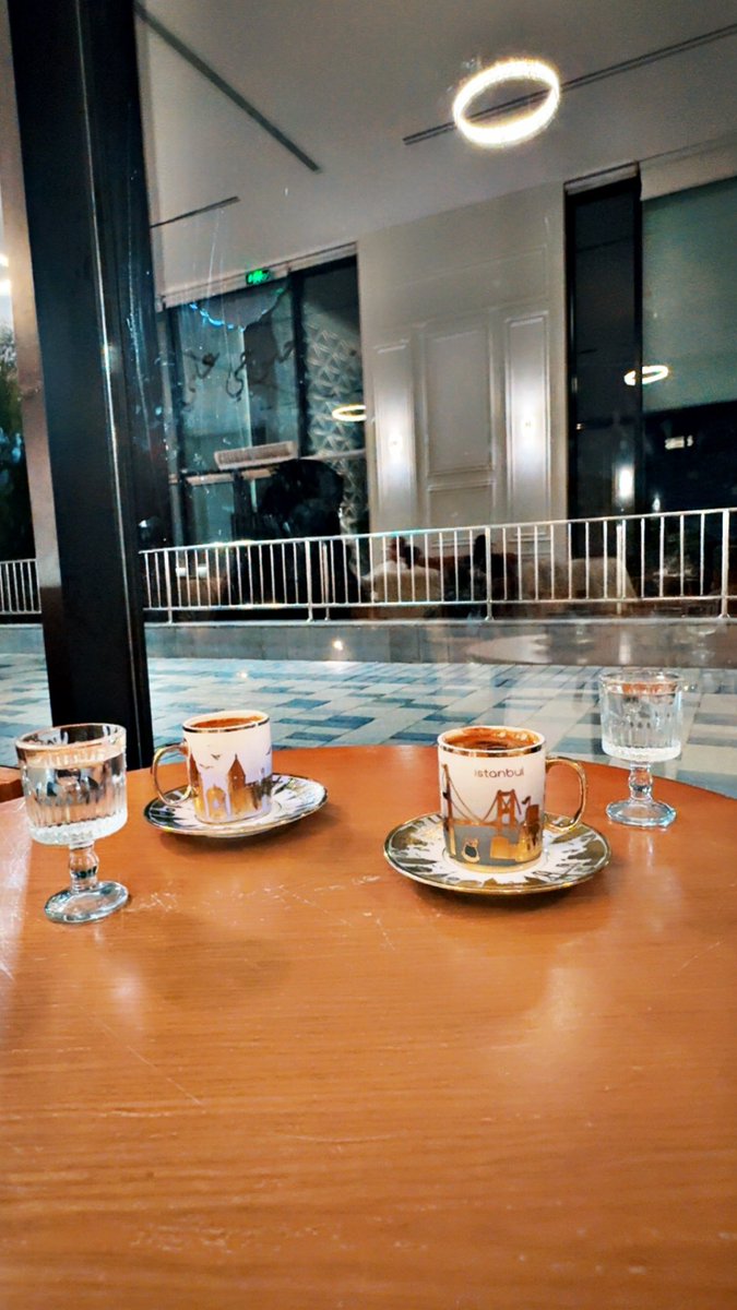 ليلة خميس طرَّز بها نور القمر شط البحر
(اول) الشهر والليل مِن فرحه عريس ليلة خميس

#الخميس_الونيسᅠ