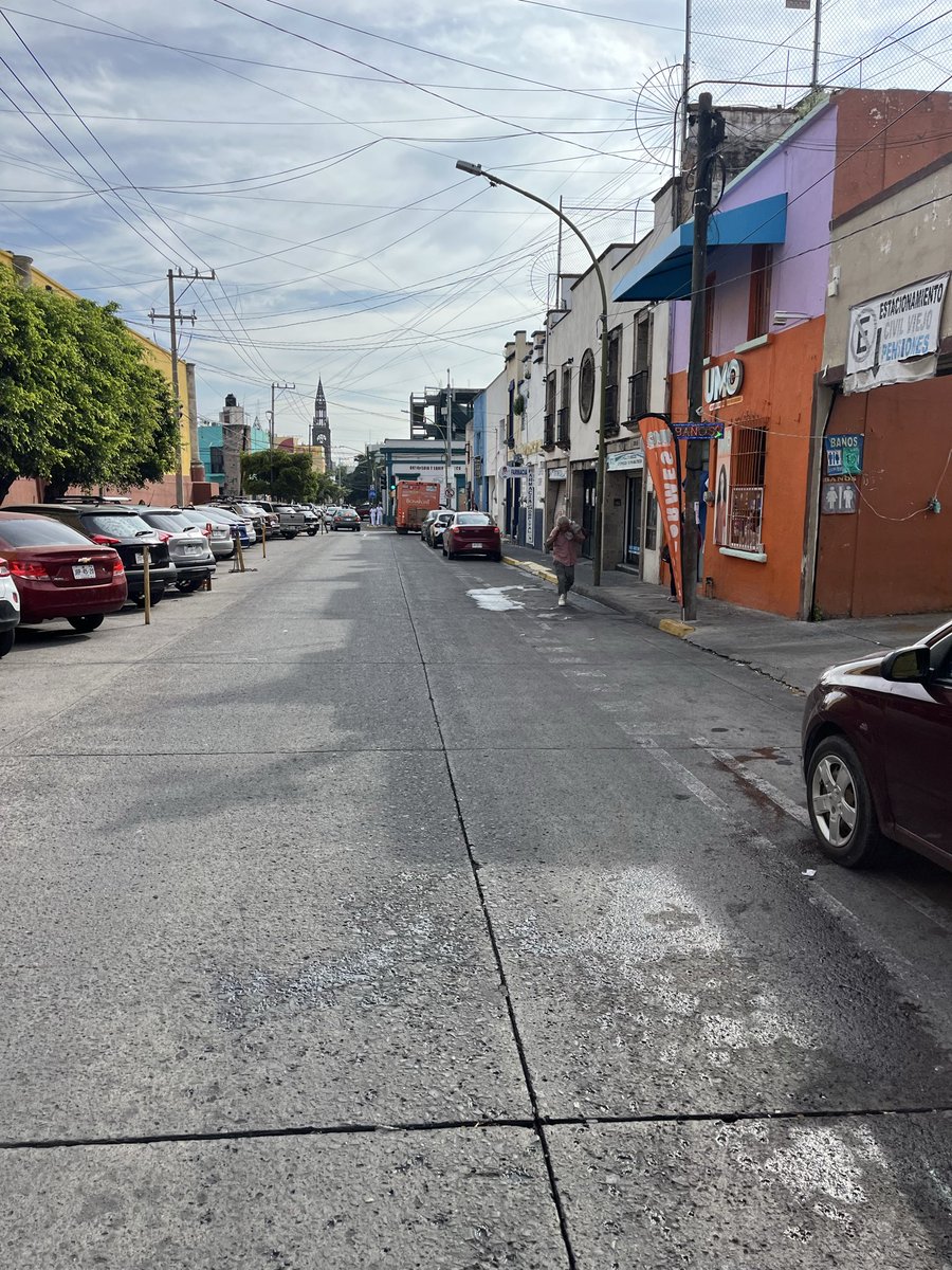 cameva1's tweet image. Hola @GdlMovilidad 23/10/25 9:30 am de nuevo invadía de vehículos la CICLOVÍA de la C. Hospital entre C. Humboldt y C. Coronel Calderon Col. El Refugio. En 2 años nunca he podido circular por ella.