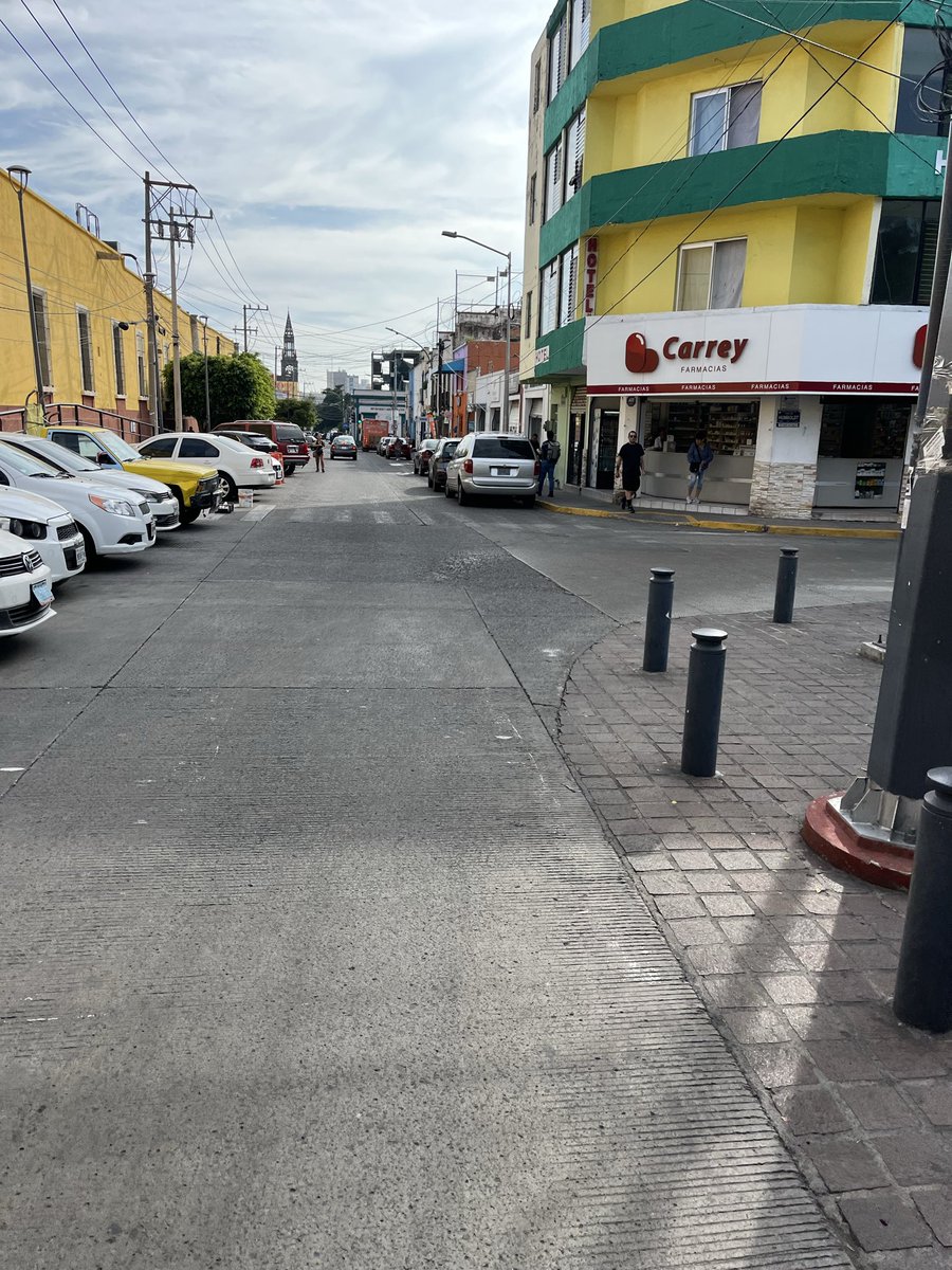cameva1's tweet image. Hola @GdlMovilidad 23/10/25 9:30 am de nuevo invadía de vehículos la CICLOVÍA de la C. Hospital entre C. Humboldt y C. Coronel Calderon Col. El Refugio. En 2 años nunca he podido circular por ella.