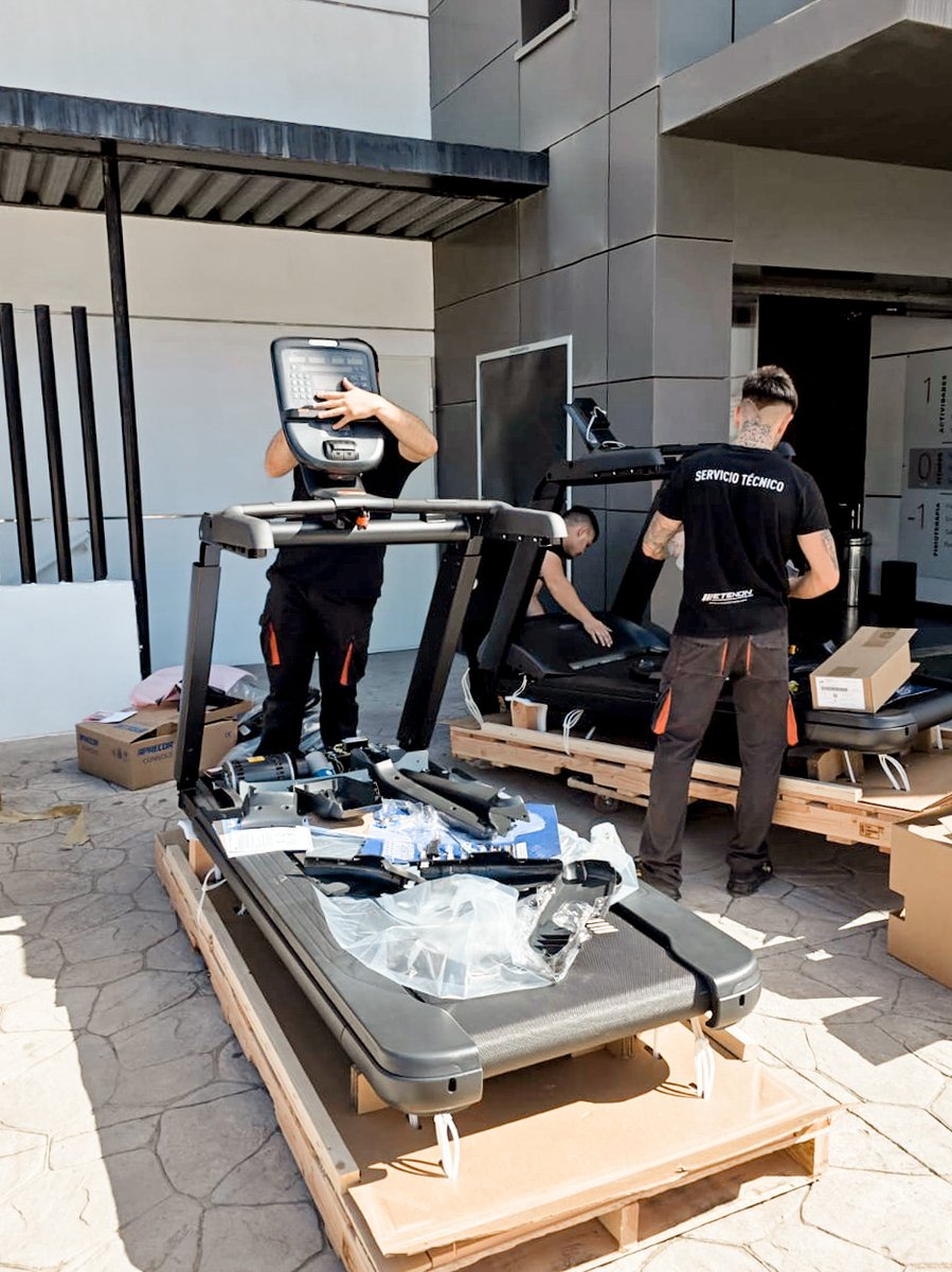 Centro_LasMesas's tweet photo. Los tres pasos de las nuevas máquinas de Sala Fitness 👉🏻 Desembalaje, instalación y comienzo de su uso para cuidar la salud 🧡
#LasMesas #Estepona #Fitness #SalaFitness #CuidaTuSaludEnLasMesas https://t.co/0PZYAKwezU