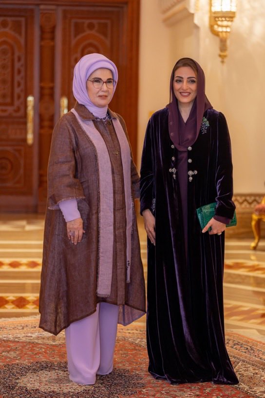 روح الوطن (@al_sulaima60906) on Twitter photo السيدة الجليلة حرم جلالة السلطان المعظم تستقبل  حرم فخامة الرئيس التركي، السيدة أمينة أردوغان، في مسقط. 
لقاء ودي يعكس عمق العلاقات التاريخية والروابط المتينة بين سلطنة عُمان وجمهورية تركيا. 🤝
#عُمان_تركيا
#السيدة_الجليلة
#أمينة_أردوغان
#العلاقات_الثنائية السيدة الجليلة حرم جلالة السلطان المعظم تستقبل  حرم فخامة الرئيس التركي، السيدة أمينة أردوغان، في مسقط. 
لقاء ودي يعكس عمق العلاقات التاريخية والروابط المتينة بين سلطنة عُمان وجمهورية تركيا. 🤝
#عُمان_تركيا
#السيدة_الجليلة
#أمينة_أردوغان
#العلاقات_الثنائية