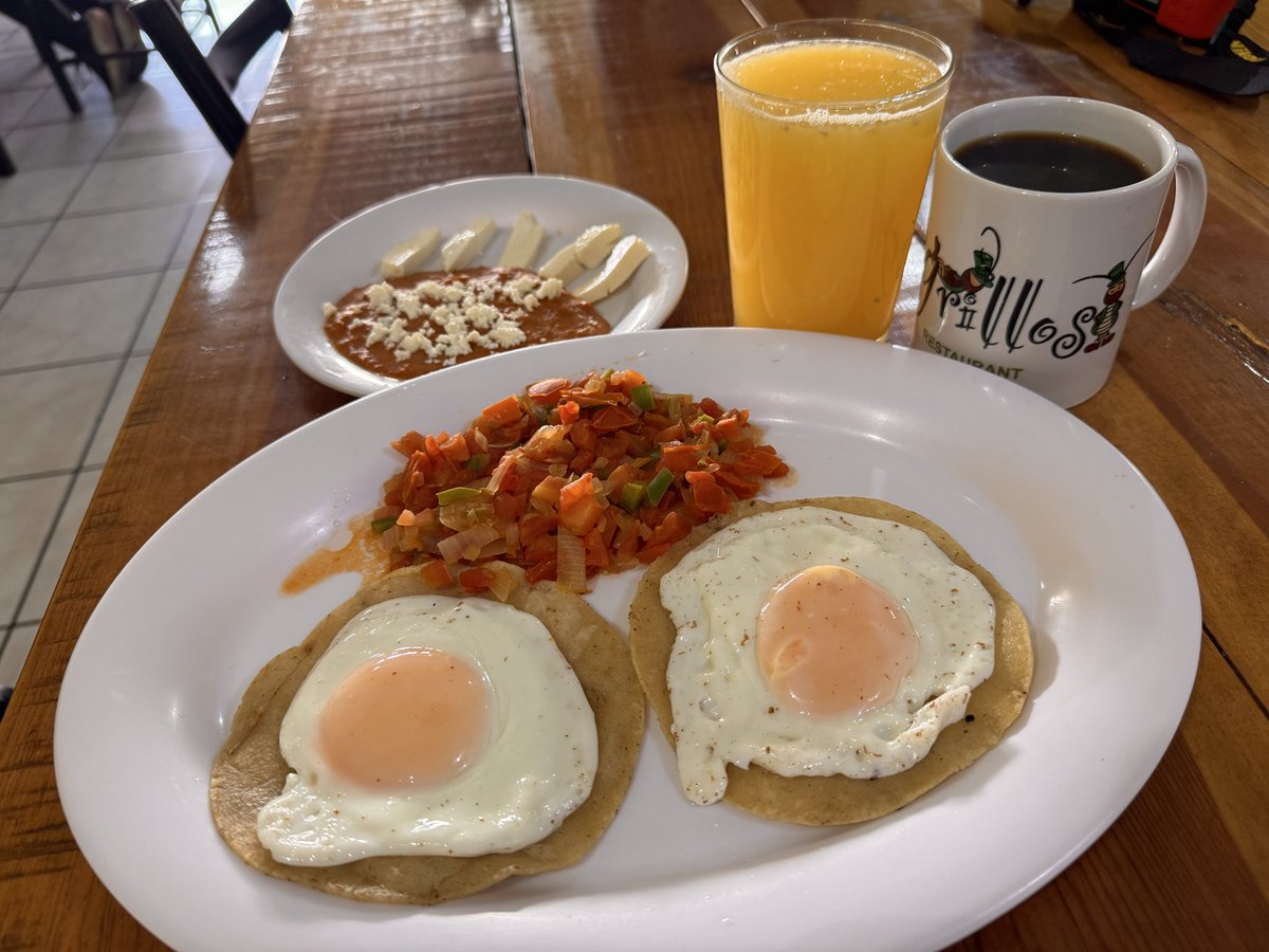 Ya desayunaron.? Así es como nosotros servimos los huevos rancheros 😋😋, pero les podemos servir su salsa aparte si gustan ☺️😋 y qué mejor si los acompañas con un café recién colado y un jugo de naranja 🍊?