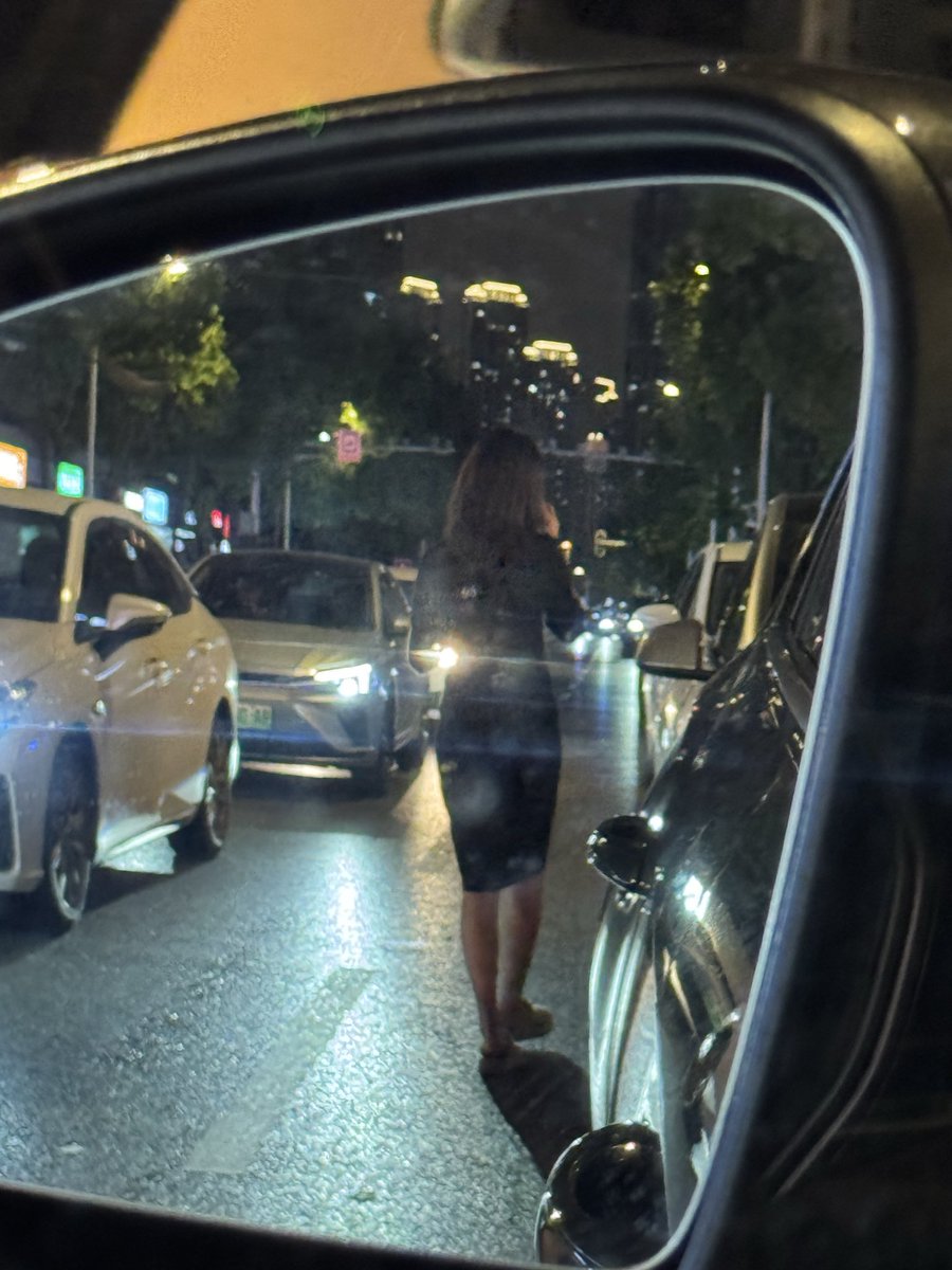 bugfix2019's tweet image. 哈哈哈哈哈哈 武汉这个地方真的离谱 这个女车主的model y刚出小区就和正常行驶的雅阁撞上了 笑不活了 果然全员鄂人