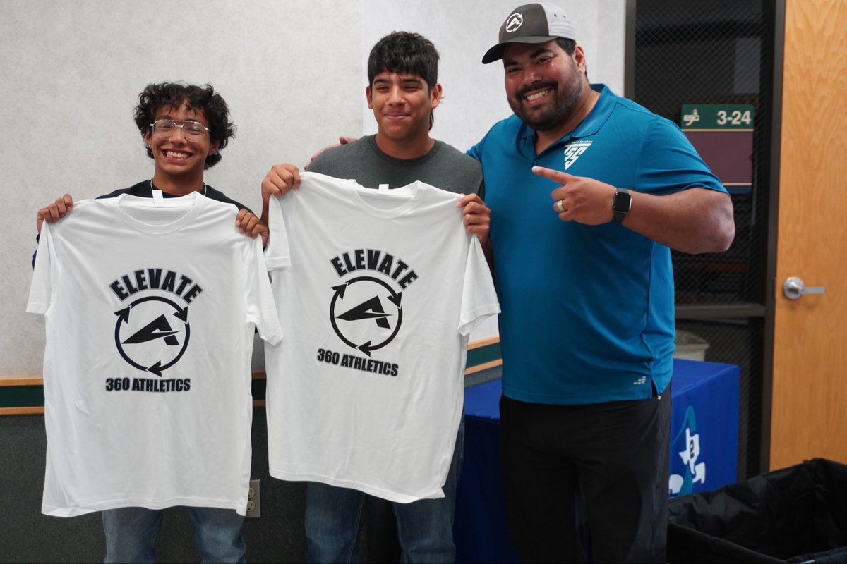 Our <a href="/wbrayhs/">W.B. Ray High School</a>  soccer boys saw a familiar face this week at ESC 2. 

They said they watch <a href="/_360athletics/">360 Athletics</a> videos every Tuesday.  Great job to our coaches who see the importance of good sportsmanship and character development. 

#elevatethebay <a href="/CCISD/">CCISD</a> <a href="/THSCAcoaches/">THSCA</a>