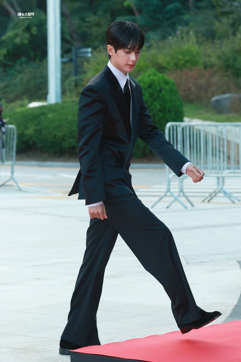 newsculture1's tweet image. 251023 대중문화예술상 레드카펫 김민규

민규야 얼른 또 만나 🥹

🔗nc.press/news/articleVi…

#김민규 #KIMMINKYU
#뉴스컬처