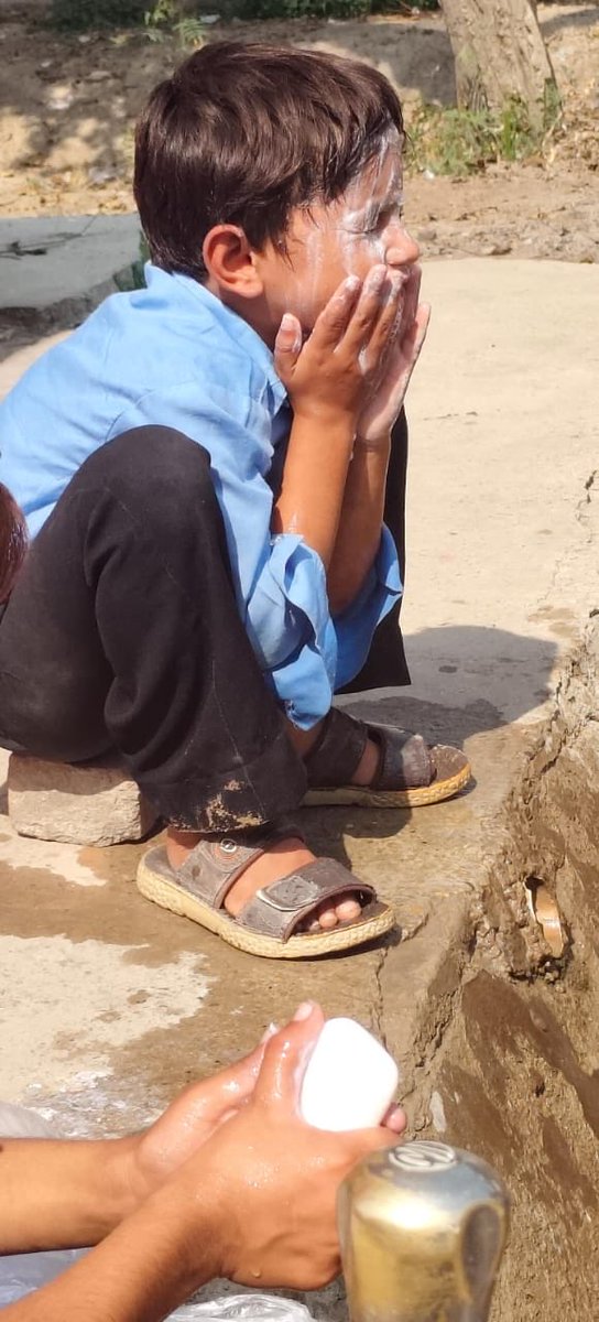MaryamNSharif's tweet image. چھٹی سے پہلے بچوں کو منہ ہاتھ دھلا کر پیارا”
سا بنایا اور رخصت کیا، ساتھ ہی یہ خوبصورت تربیت دی کہ جیسے سکول میں پڑھائی اہم ہے، ویسے ہی صفائی اور سلیقہ بھی ہماری زندگی کا خوبصورت حصہ ہے
سر سلیم منظور 
سرکاری سکول معیاری سکول