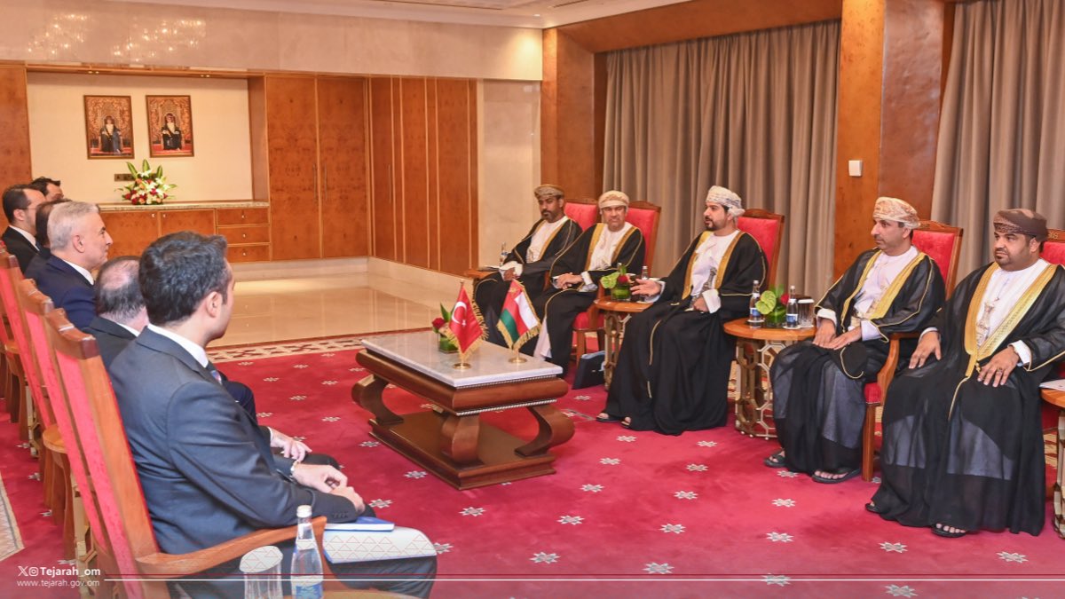 Tejarah_om's tweet photo. على هامش زيارة فخامة الرئيس التركي رجب طيب أردوغان، التقى معالي قيس بن محمد اليوسف بنظيريه وزير التجارة، ووزير الصناعة والتكنولوجيا في تركيا؛ لبحث سبل تعزيز التبادل التجاري، وتفعيل القنوات الاقتصادية المشتركة، ودفع مفاوضات اتفاقية التجارة الحرة بين الجانبين🇹🇷🇴🇲 https://t.co/6T7NtyozRA