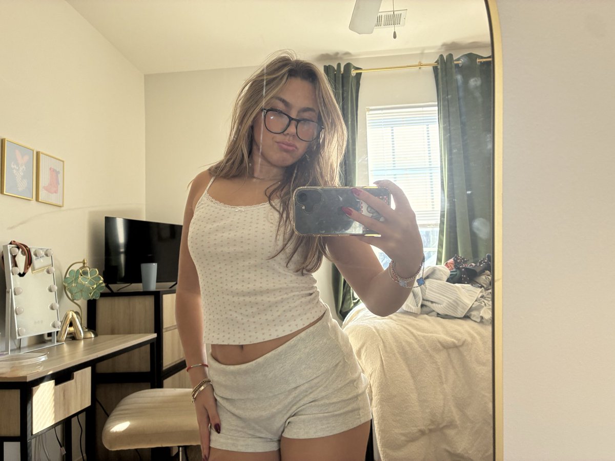 godess_bonnie's tweet image. only way to get my attention is with money :)