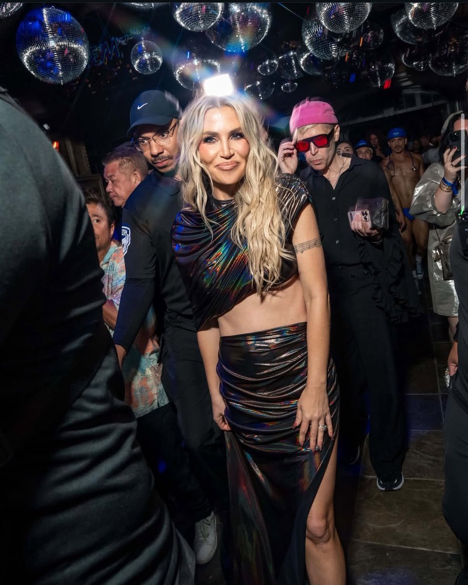 Lessons in serving by  👸🪩 <a href="/WillaFord/">WILLA FORD</a> <a href="/TheAbbeyWeHo/">The Abbey 🏳️‍🌈</a> #newmusic #songwriter #burnburn #willaford 🎶🚀