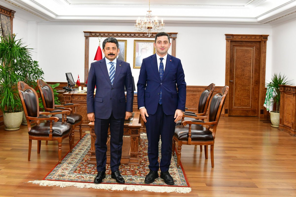 Görev yaptığım Çiçekdağı Kaymakamlığı görevimden ayrılırken Sayın Valimiz <a href="/DemiryurekSefa/">Murat Sefa Demiryürek</a>'yı ziyaret ettim.
Sayın Valimizin liderliği ve destekleriyle görev yapmak benim için büyük bir onurdu.
Kıymetli rehberlikleri ve nazik kabulleri için teşekkür ediyorum.